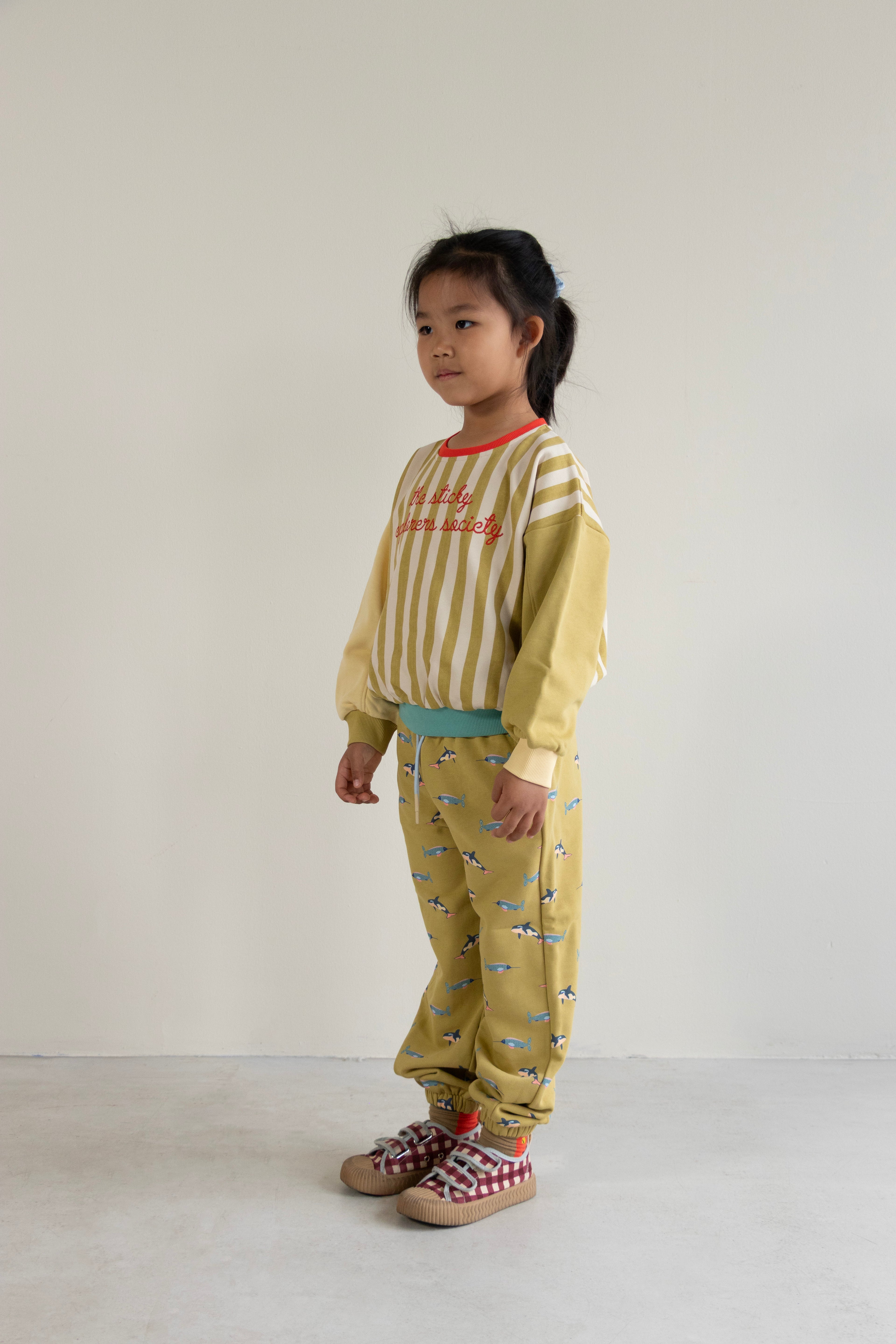 Joggers orca all over